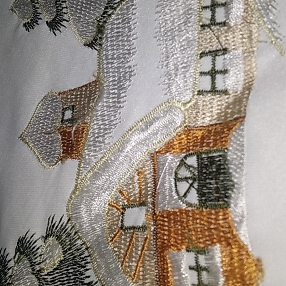 AMAZING EMBROIDERED Square Linen Tablecloth- 33.5 inches x 33.5 inches. - Picture 16 of 17